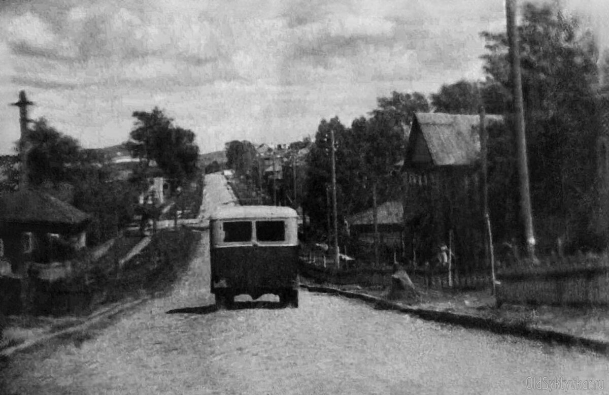 ГАЗ 03-30 поздних лет выпуска. Сыктывкар, Улица Бабушкина. Источник: OldSyktyvkar.ru