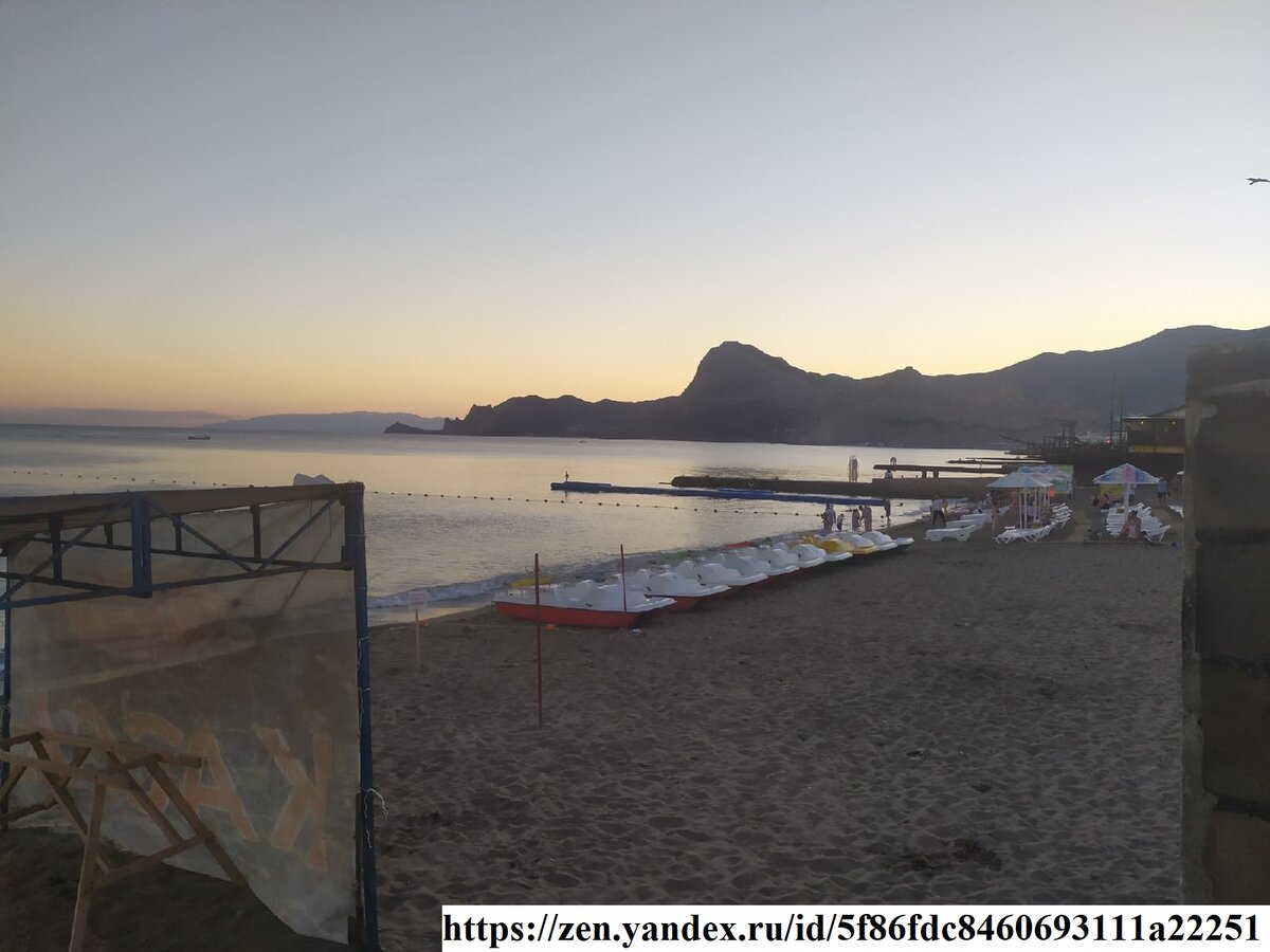 Пляж в Судаке, 17:00 вечера. Фото автора