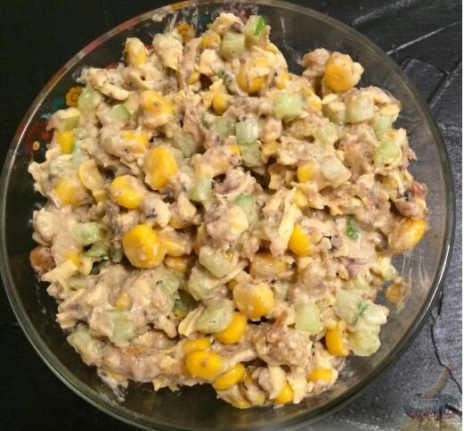 Шпротный салат с сухариками, сыром, огурцами и кукурузой - это прекрасная альтернатива классическим бутербродам со шпротами.