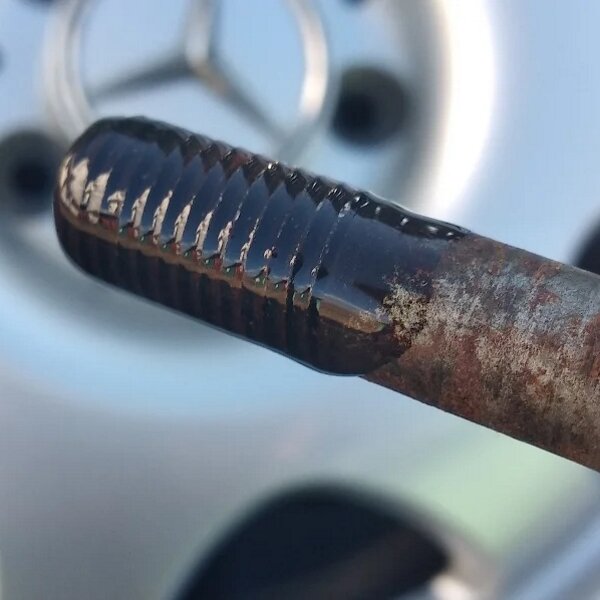 Колесный болт в масле