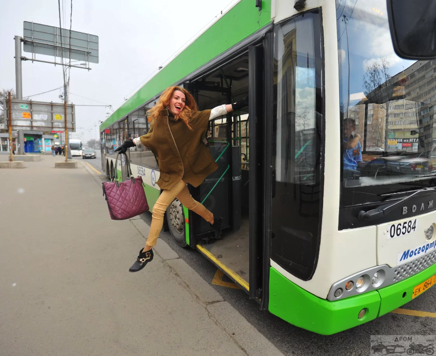 Бесплатный общественный транспорт. Девушка выходит из автобуса. Выходить из автобуса. Остановка автобуса. Люди выходят из автобуса.