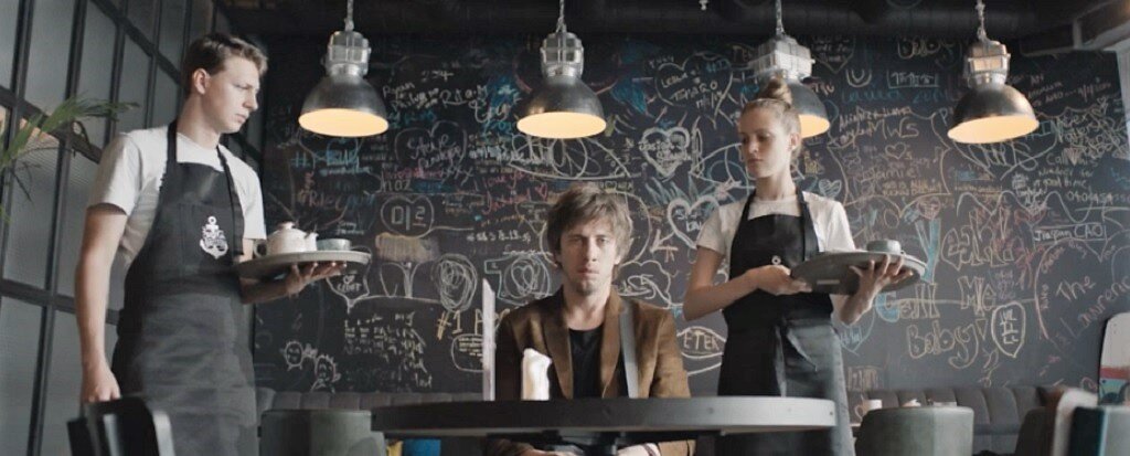 Денег у Романа не осталось даже на оплату кофе. 