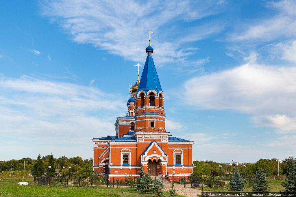 
1. Местные рассказывают, что до реставрации храма в окошке на колокольне под надписью "1000" был виден образ. После реставрации образ исчез, видимо строители что-то всё же испортили...