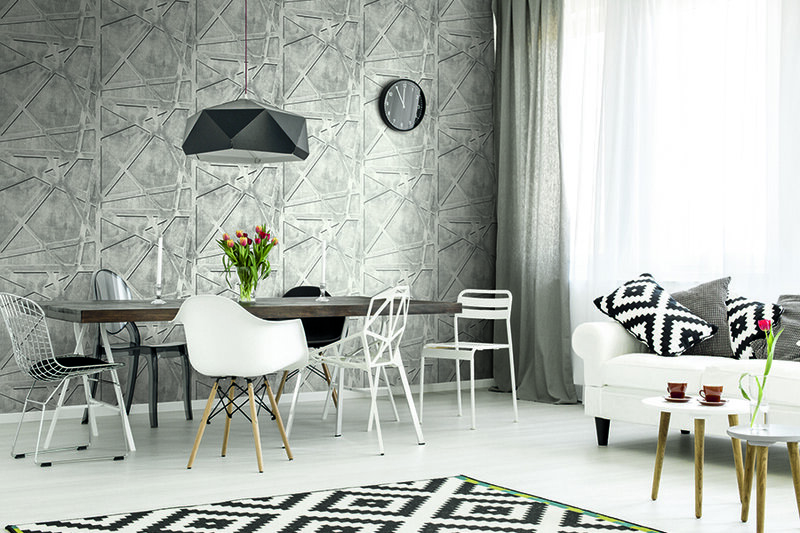 Разные пластиковые стулья на одной кухне