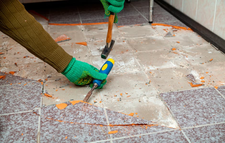 Подготовка основания начинается с демонтажа старого покрытия.