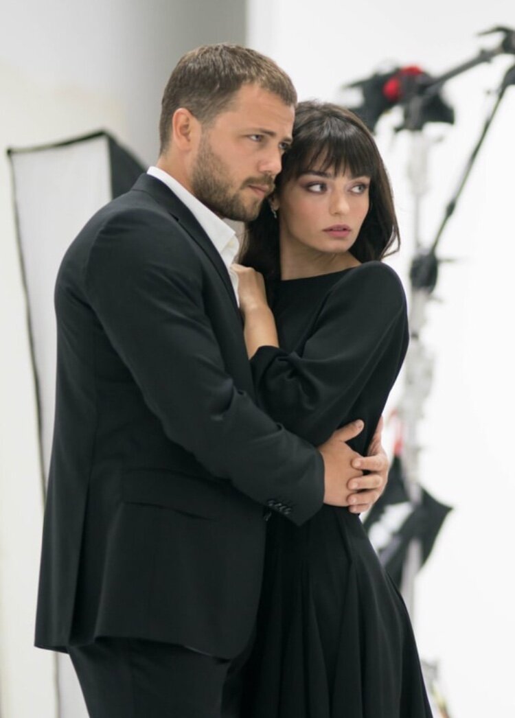 Актёры Толга Сарыташ и Айча Айшин Туран на съёмках сериала Ариза 