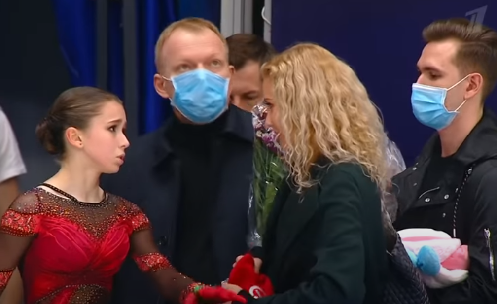 Камила Валиева, Сергей Дудаков, Этери тутберидзе, Даниил Глейхенгауз на кубке России по фигурному катанию. Источник фото: youtube канал первого канала.