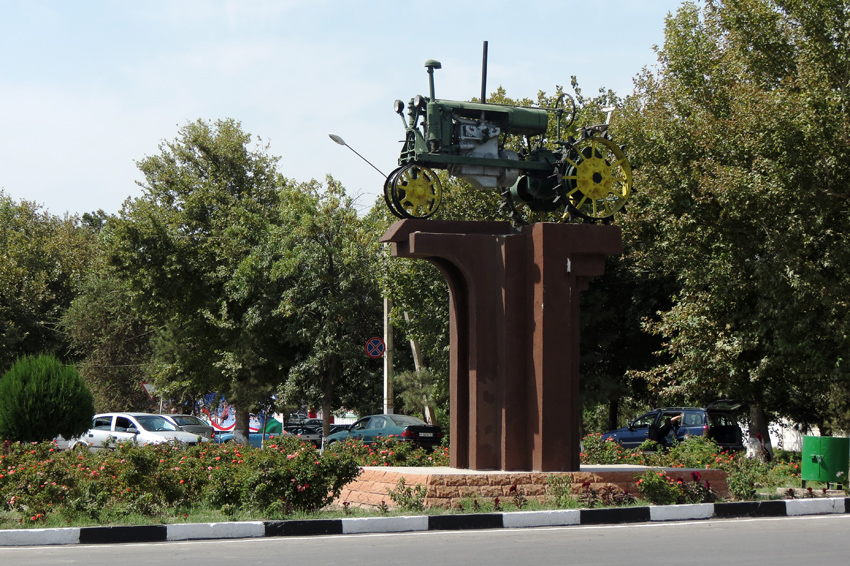 Курган тюбе. Курган Тюбе сарбанд Таджикистан. Городок Вахдат Таджикистан. Таджикистан город Калининабад. Вахдат парк.