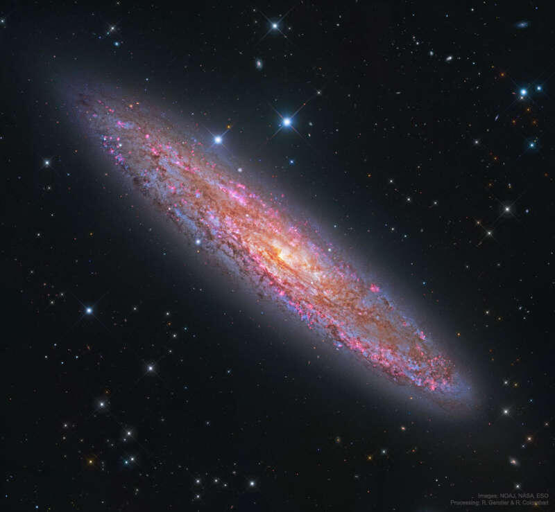 Галактика NGC 253. Авторы и права: Национальная астрономическая обсерватория Японии: телескоп Субару, НАСА и ЕКА: телескоп им.Хаббла, Европейская Южная обсерватория: Очень большой телескоп и датский 1.5-м телескоп; Обработка и авторские права: Роберт Гендлер и Роберто Коломбари