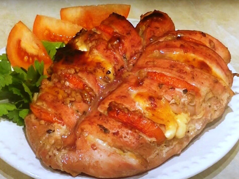 Куриная грудка с сыром и помидорами.