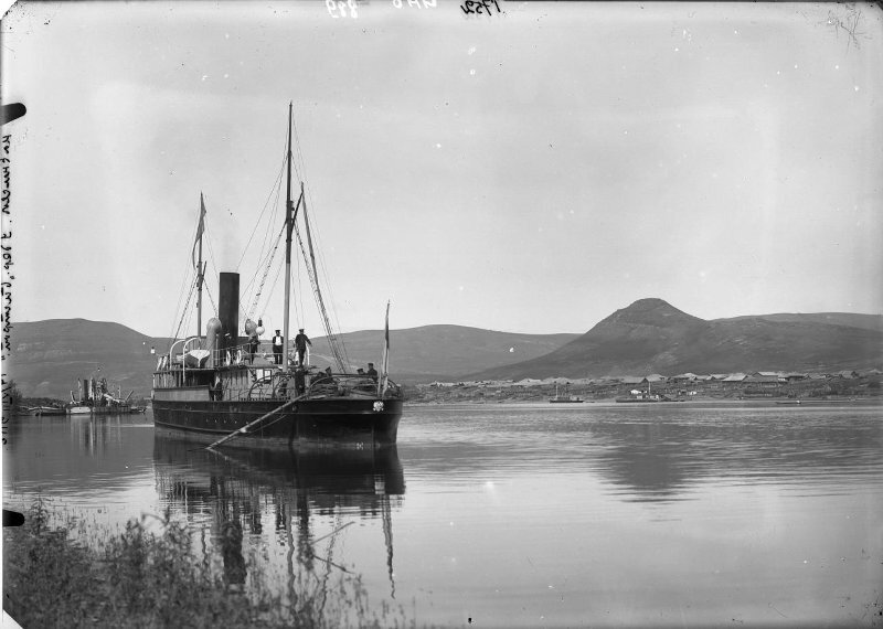 Деревня Быстрая на берегу Енисея (на дальнем плане справа - гора Шишка, левее - горы Майдаши и Фунтикова), фотография начала XX века (из фондов Минусинского музея)