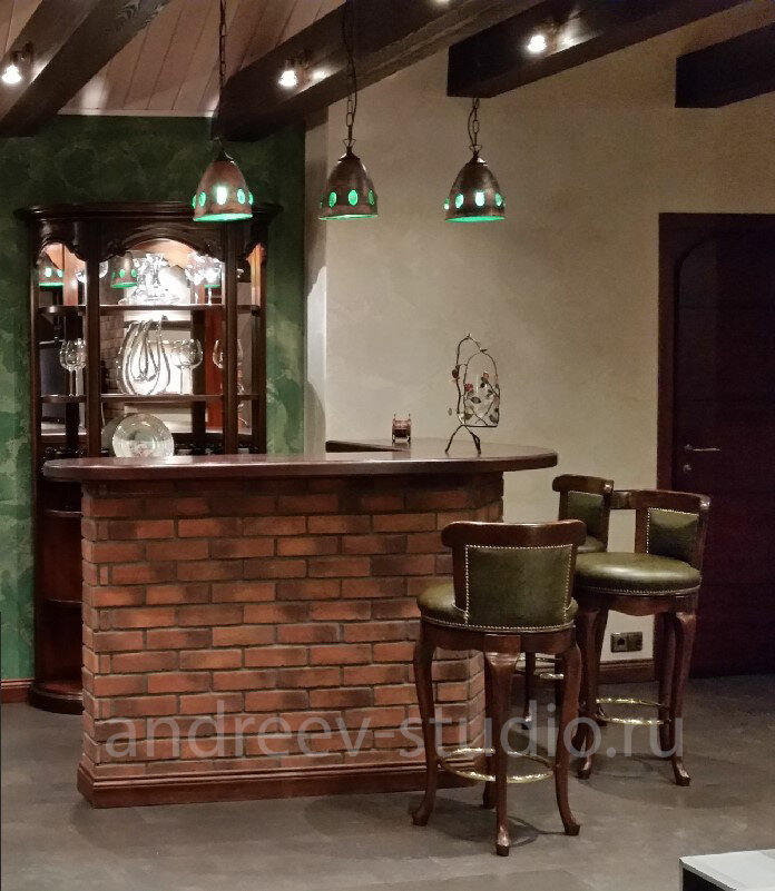 Зона отдыха мансардного этажа частного дома с несущими балками (фото авторов). 