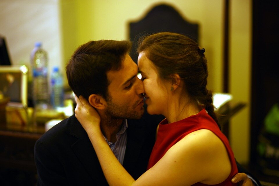 Люди поддаются моменту, эмоциям, с которыми иногда могут долго бороться, но в конце концов, выбирают измену...