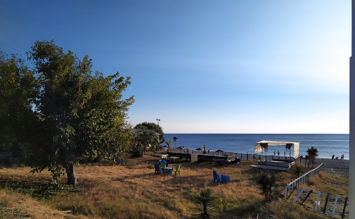 Погода и правда хорошая. Тепло и 18 ноября ходим в футболках. 