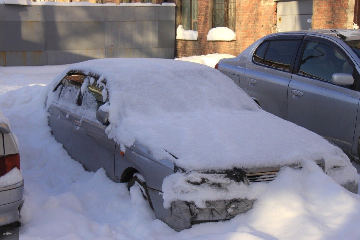 подогрев автомобилей во дворе. подогрев авто зимой. прогрев автомобиля во дворе. толкают машину зимой. прогрев машины во дворе.