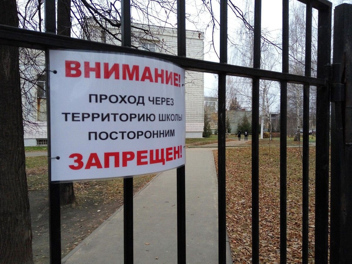 Дети имеет полное право учиться в любом городе по месту жительства, будь это  глухая провинция или Москва.  