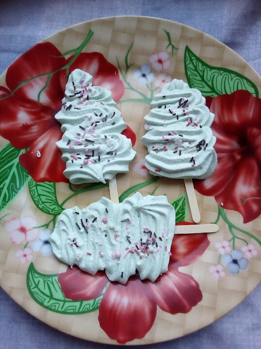 Зефирки-ёлочки, делал сын.