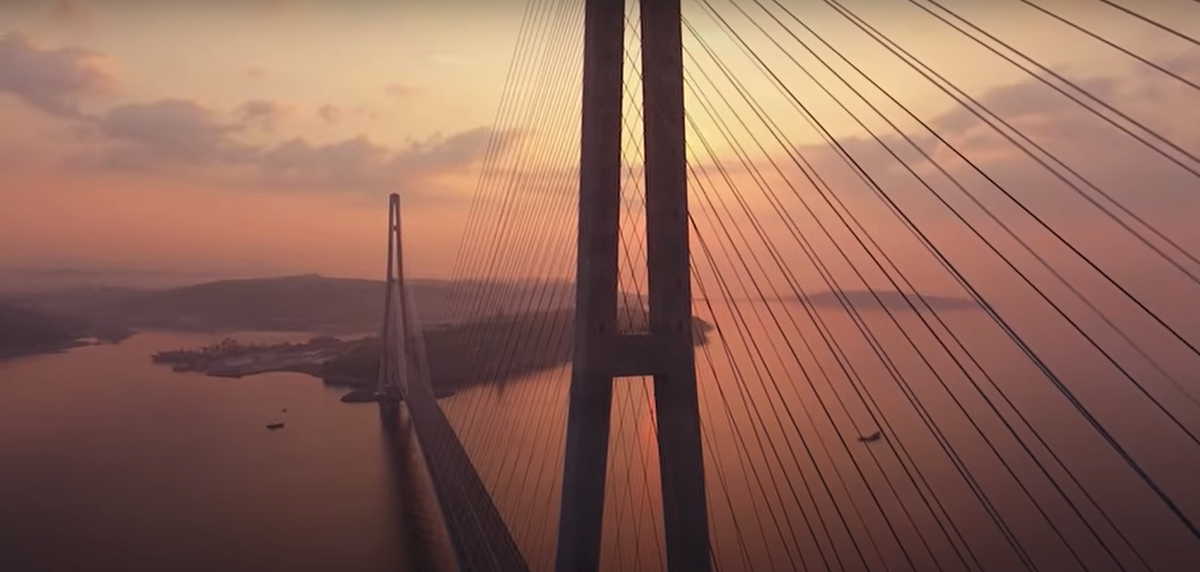 мост на Русский остров ранним утром