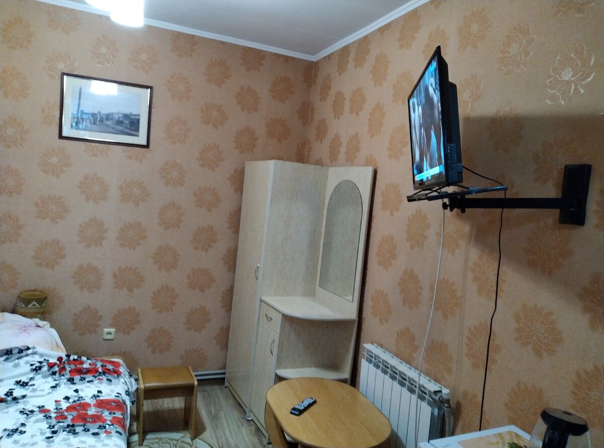 Небольшой шкафчик и журнальный столик с двумя табуретами