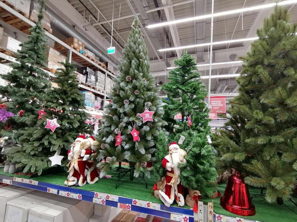 Искусственные ёлки от 1300 до 12000 руб в Metro cash&carry. Что можно купить в декабре 2020.