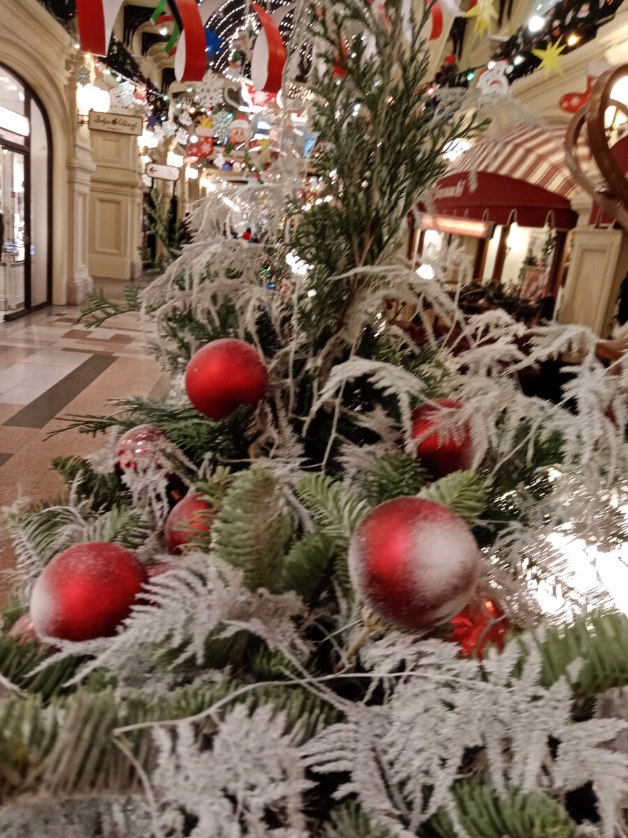 Ёлочные новогодние игрушки XXI века.