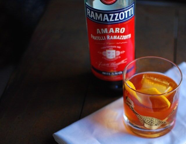 Amaro Ramazzott

Ramazzotti — миланская легенда, которой уже более 200 лет. Известно, что в Amaro Ramazzotti, который до сих пор выпускается по самому первому, старинному рецепту, входит более трех десятков компонентов.

В начале XIX века начинающий травник Озано Рамазотти активно экспериментировал с различными травами, кореньями и семенами.

В итоге он создал напиток на основе кожуры апельсинов, горечавки, куркумы и розмарина, который обладал невероятным ароматом и приятным сладковатым вкусом. Всего в его состав входило 33 вида трав, пряностей, фруктов и цветов. Этот рецепт сохранился до наших дней, он держится в строгом секрете и используется в современном производстве. 

Цвет ликера темно-коричневый, вкус очень мягкий, сбалансированный, с тонким апельсиновым. Аромат сложный, богатый, с нотками корицы и мирры. 

 "Амаро" можно пить в чистом виде в качестве дижестива. Его разбавляют минеральной водой или добавляют в кофе. 
