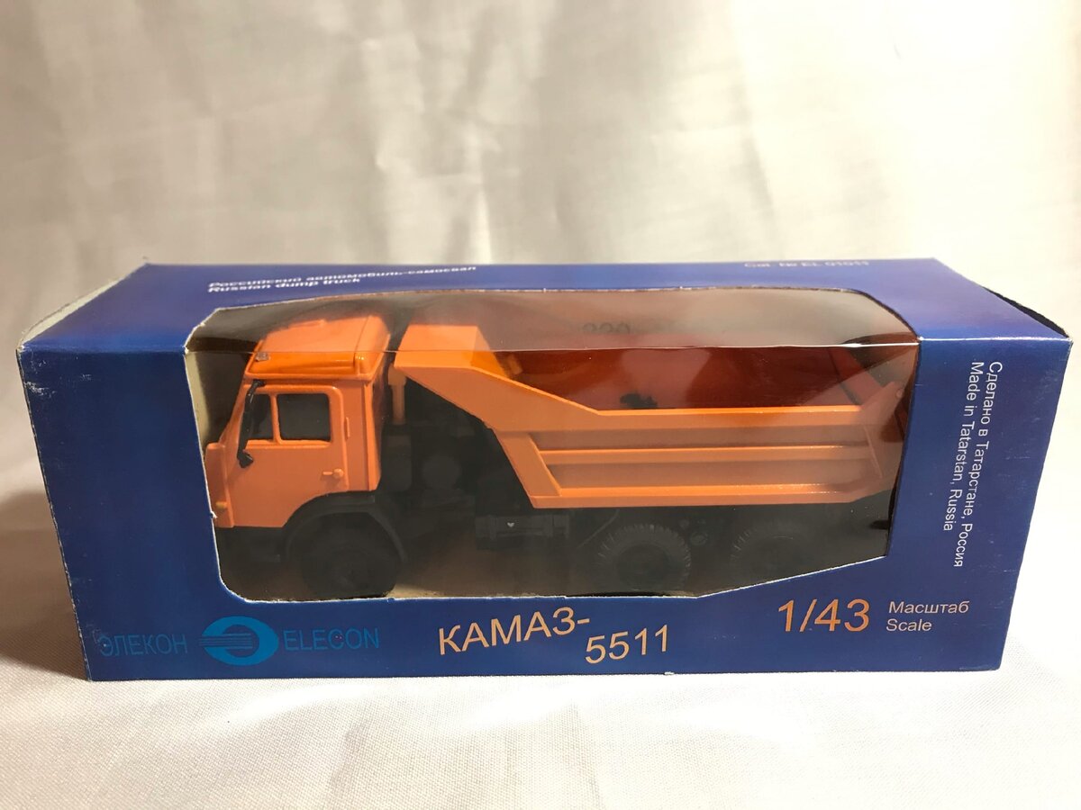 Камаз упакован в коробочку старого образца: старый логотип завода, некорректный индекс по отношению к изделию внутри.