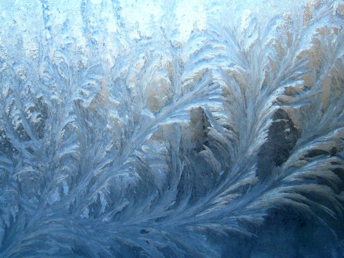 Мороз рисует на стекле узоры. Бальмонт морозные узоры. Узоры на окне. Морозные узоры на окне.