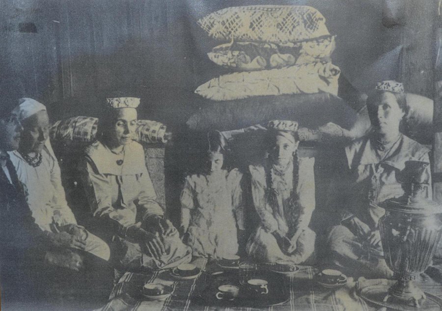 Татарская семья за чаепитием. Начало ХХ века. Фото из Каракашлинского краеведческого музея им. С.Ш. Шарафиевой (Ютазинский район РТ)