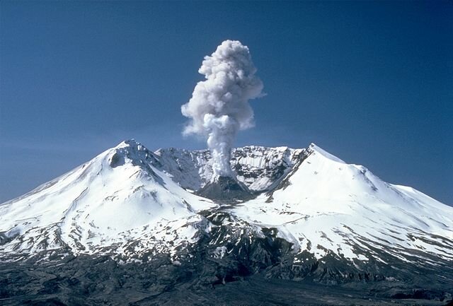 Вулкан Сент-Хеленс в 1982 году (Lyn Topinka, Public domain, via Wikimedia Commons)