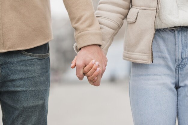 Фото: https://www.freepik.com/free-photo/front-view-couple-holding-hands_7368065.htm#page=1&query=pair%20man%20and%20women&position=9