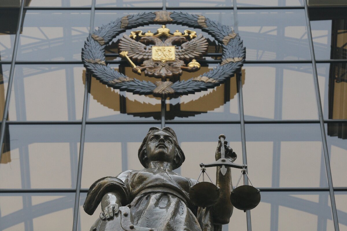 Открытые глаза Российской Фемиды на здании Верховного Суда Российской Федерации