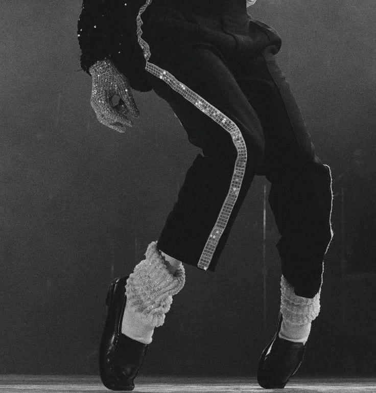 Перчатка стала неотъемлемым атрибутом образа звезды - фото из поиска Яндекс.Картинки