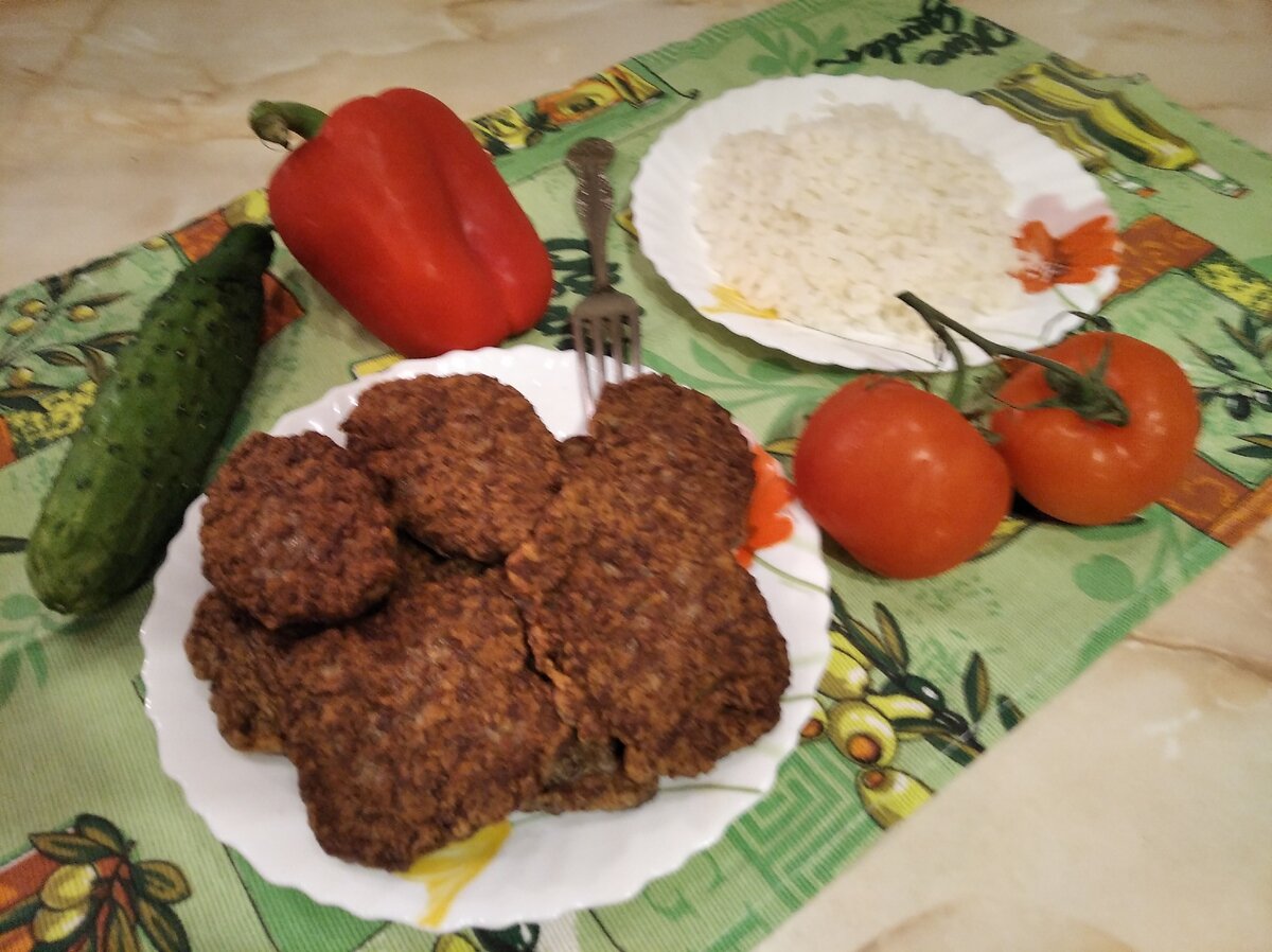 Готовые оладушки подаются с гарниром или просто с овощами 