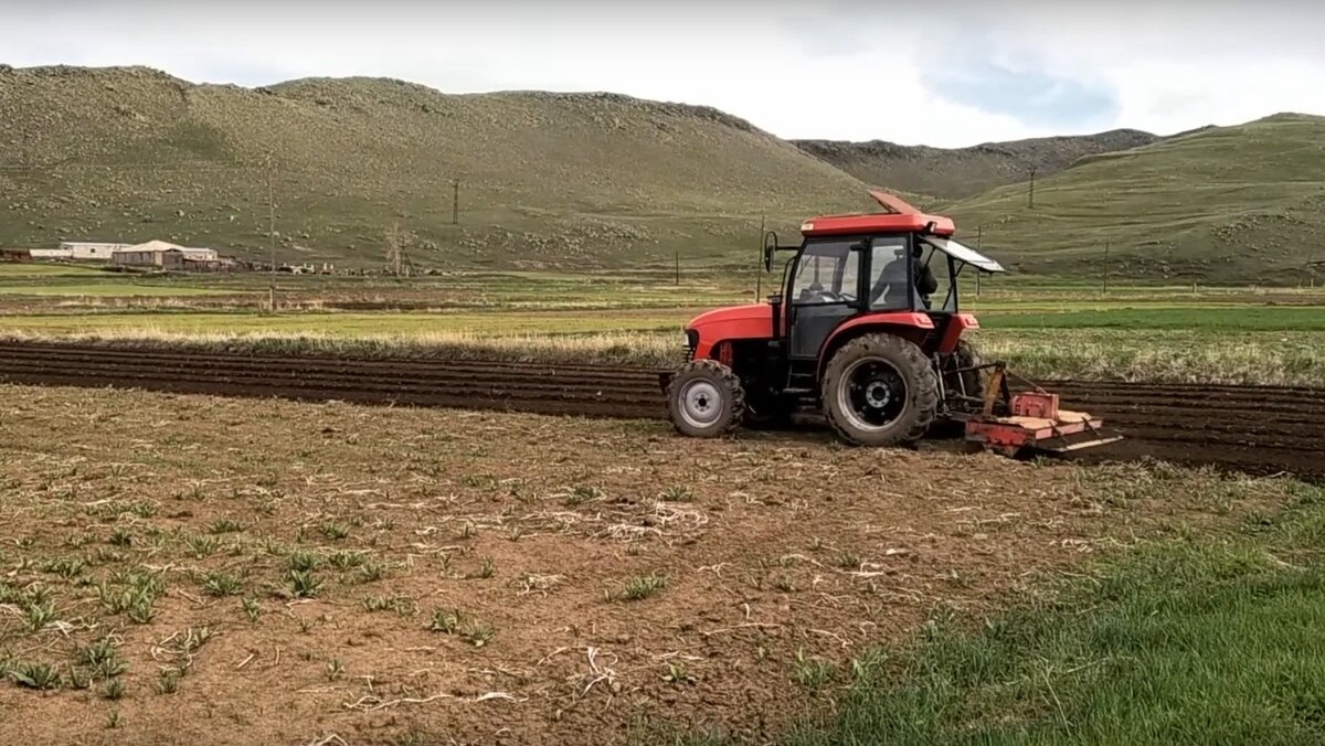 Мини-трактор на вспашке огорода
