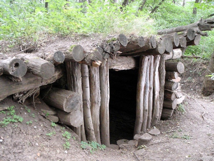 Запорожский блиндаж. Землянка. Партизанская землянка. Землянки древних людей. Блиндаж в лесу.