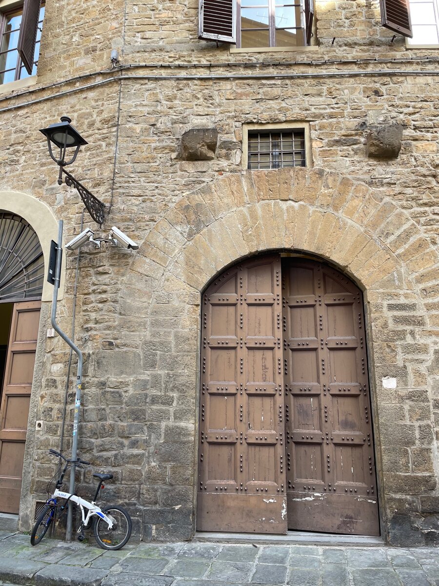 Предположительно, древнеримские арки амфитеатра в доме на Piazza Peruzzi