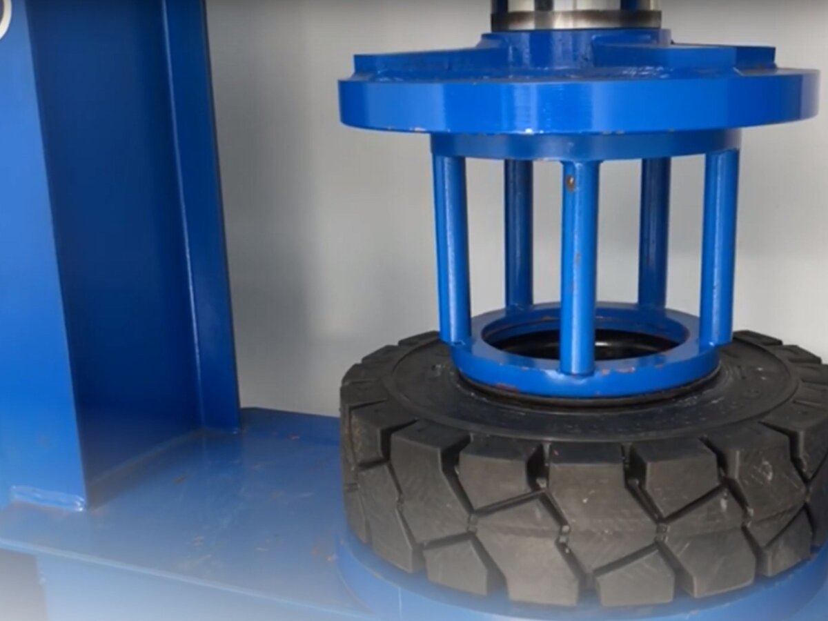 Диски шин цельнолитых. Колесо цельнолитое в сборе с диском левое 31x10-20 6681344 / 7246212. Колесо цельнолитое 6тон. Диски шин цельнолитых. 5.