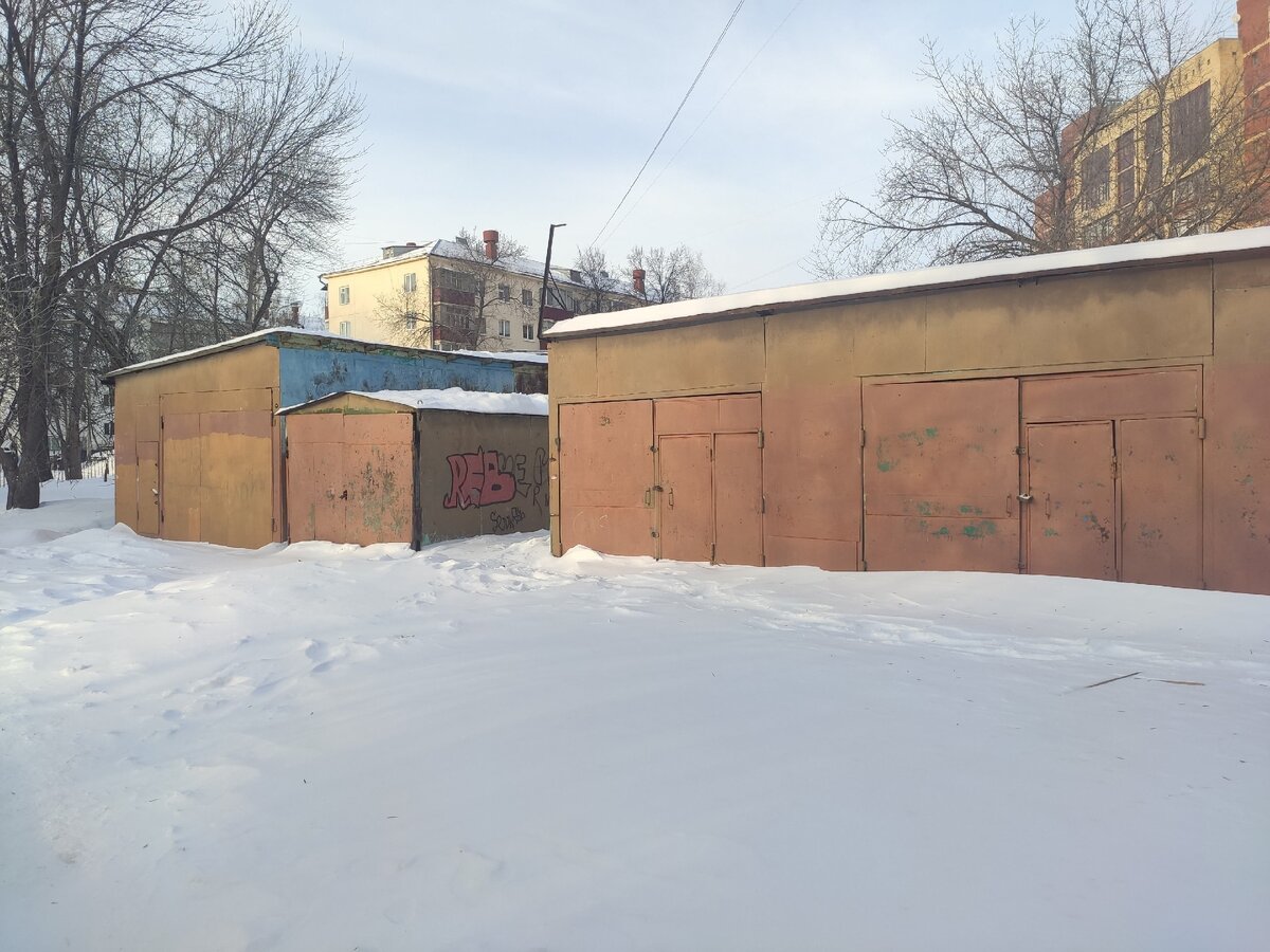 Школьный гараж, крышу которого чистили мы