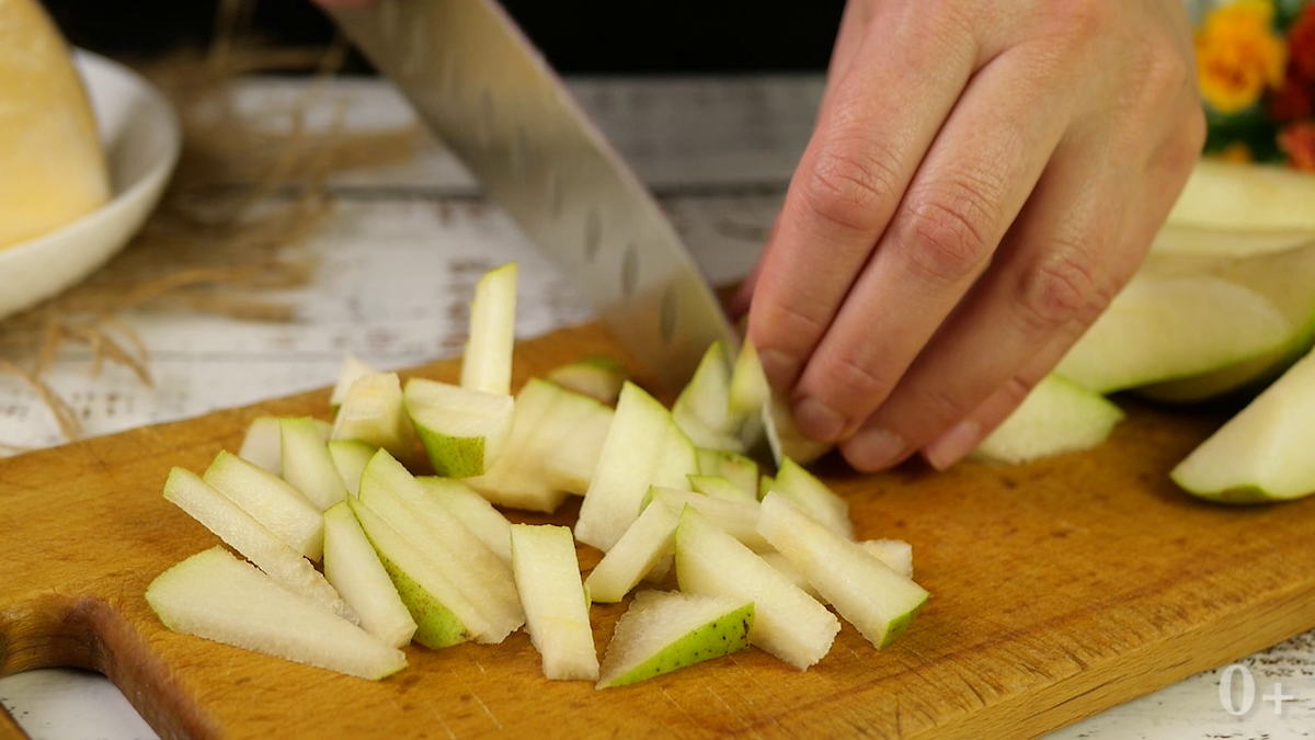Салат на 8 Марта «КРАСОТКА» с грушей и курицей нереально вкусно. Нежный, яркий, готовится без майонеза. Удивление гостей гарантировано! Рецепт просто бомба. Настоящее объедение.-2