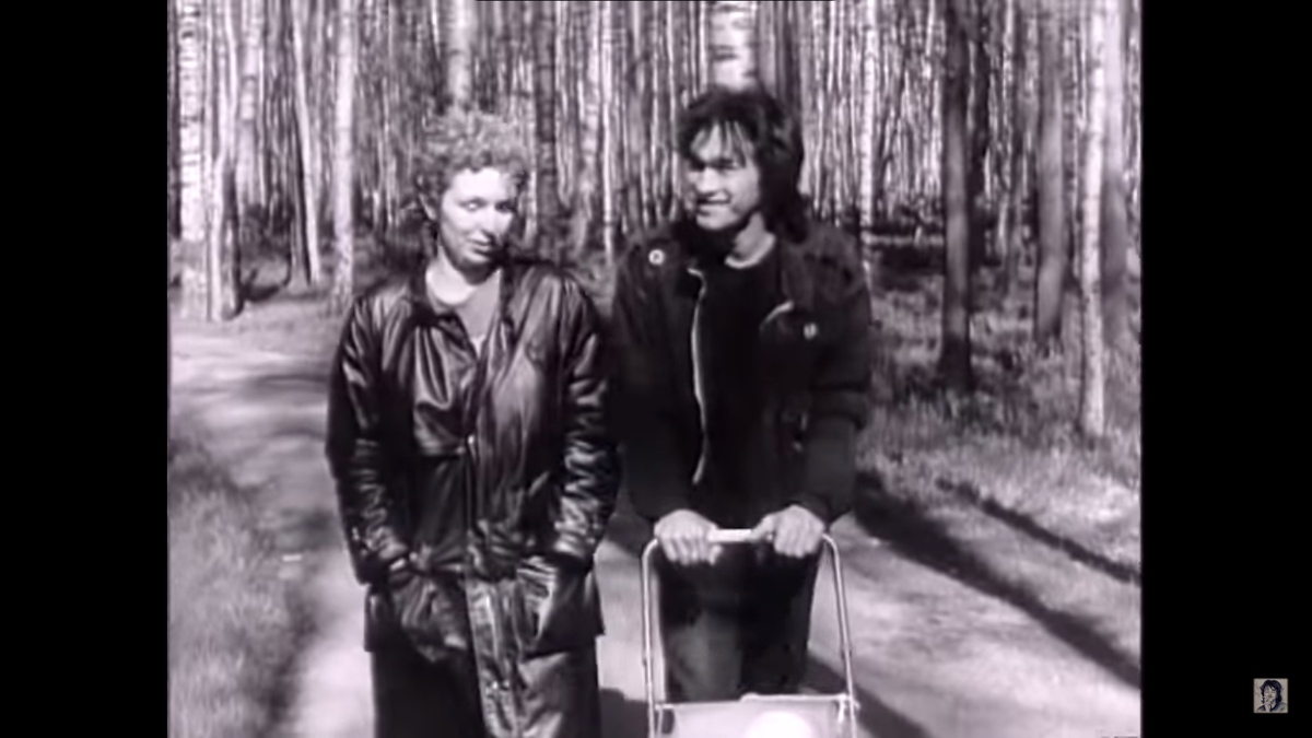 Виктор Цой с женой Марьяной и сыном Сашей. Кинопробы к фильму «Конец каникул» — 1986г. Скриншот.
