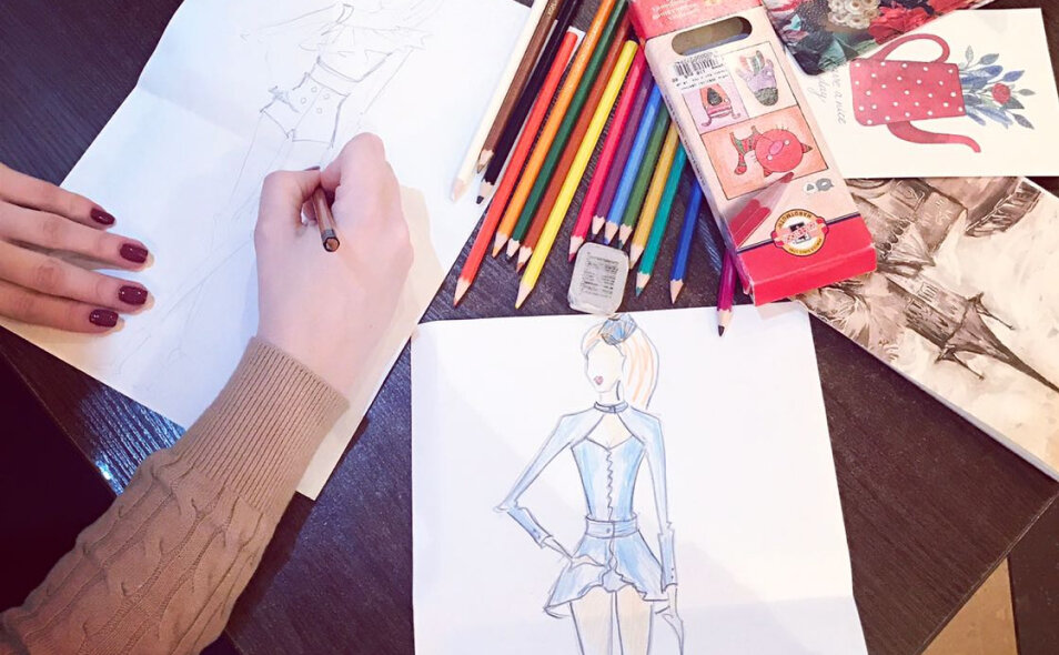 Вот именно так все и начинается: бумага, карандаши, рисунки. Одним словом - экскизы. Эскизы будущих костюмов для профессиональных танцевальных выступлений команды Project Hollywood.