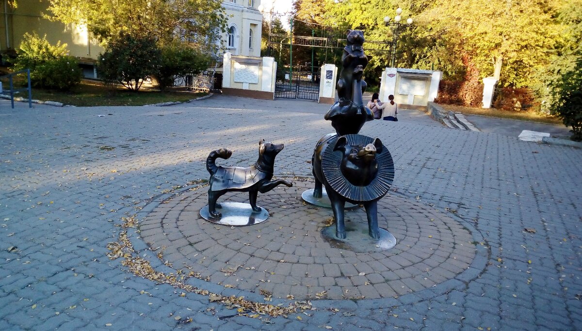 Скульптурная композиция "Египетская пирамида"