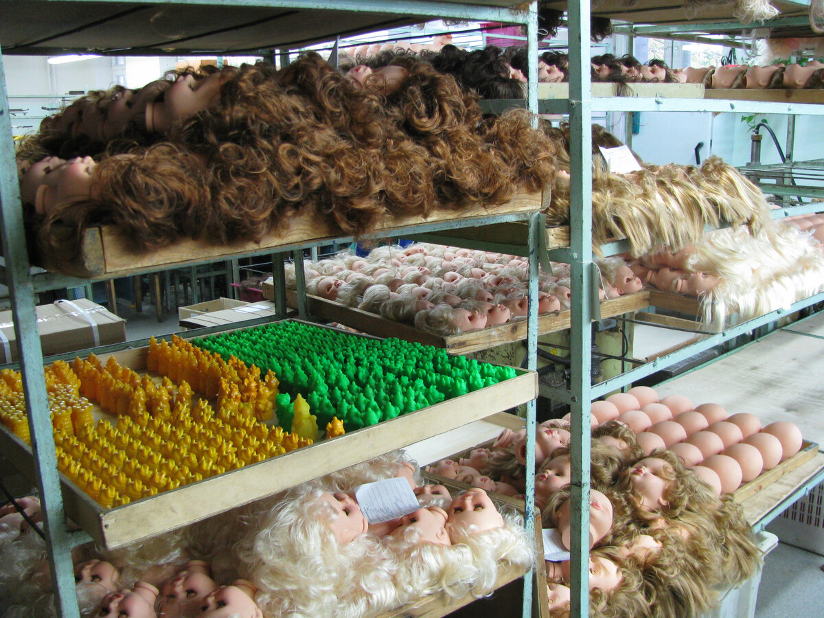 Стеллажи с разрисованной продукцией