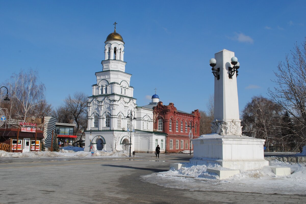 15.03.2021 г. Храм святителя Митрофана, епископа Воронежского. В конце XVIII – начале XIX века в районе нынешней площади им. С. М. Кирова располагалось обширное болото, заросшее лесом. В 1-й четверти XIX века началось осушение болота, и в 1838 году на образовавшейся пустоши на средства помещиков Алексея Константиновича Карпова, Натальи Александровны Тепляковой и некоторых саратовских граждан была выстроена каменная церковь в честь Вознесения Господня. Архитектором храма, предположительно, являлся К. Тон. Вскоре к церкви был пристроен придел во имя святителя Митрофана Воронежского, отчего она впоследствии и получила в народе название Митрофановской.