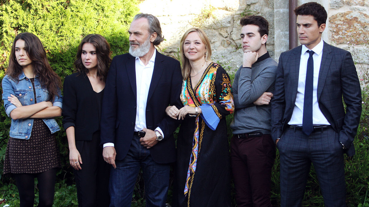 Посредине - Неро Бандейра. Рядом с ним жена Чон, сын Карлос и приёмный сын - Марио. Сбоку - две дочери Лара и Нина. 