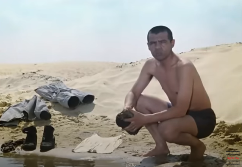 "Все побежали и я побежал". Скриншот из фильма "Джентльмены удачи"