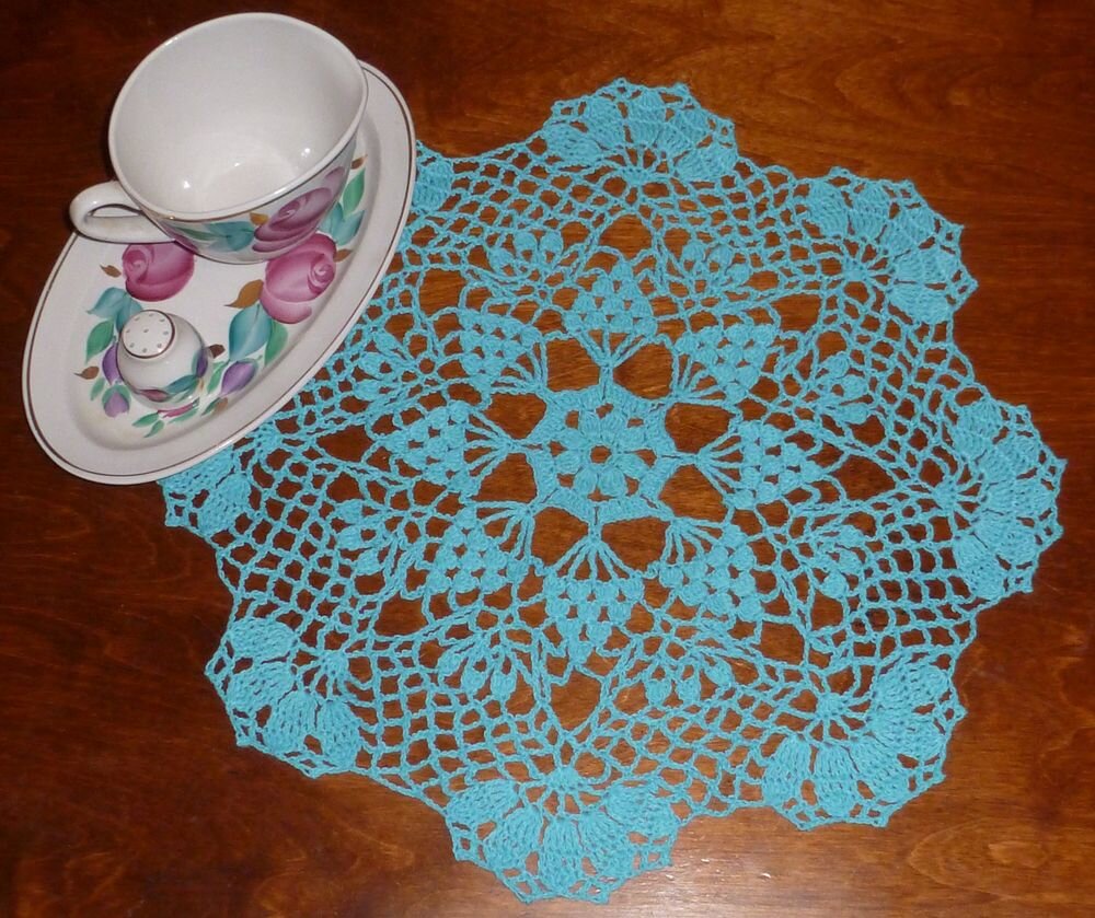 Голубая салфетка неизвестного дизайнера. Схема из интернета. Инструмент - крючок