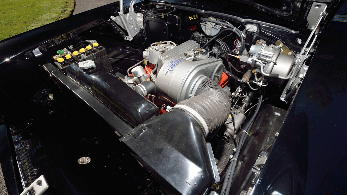 Моторный отсек "Черный вдовы". На фото видно, что радиатор и двигатель смещены назад. Это обеспечивало повышенную надежность в гоночных условиях и отличную управляемость в поворотах.