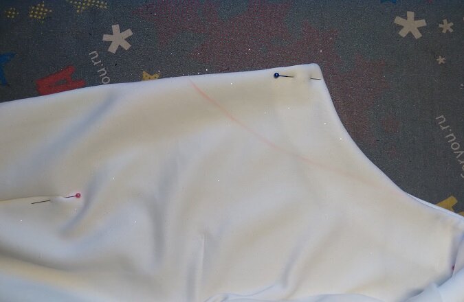 Сколола булавками верх платья. Листайте вправо.